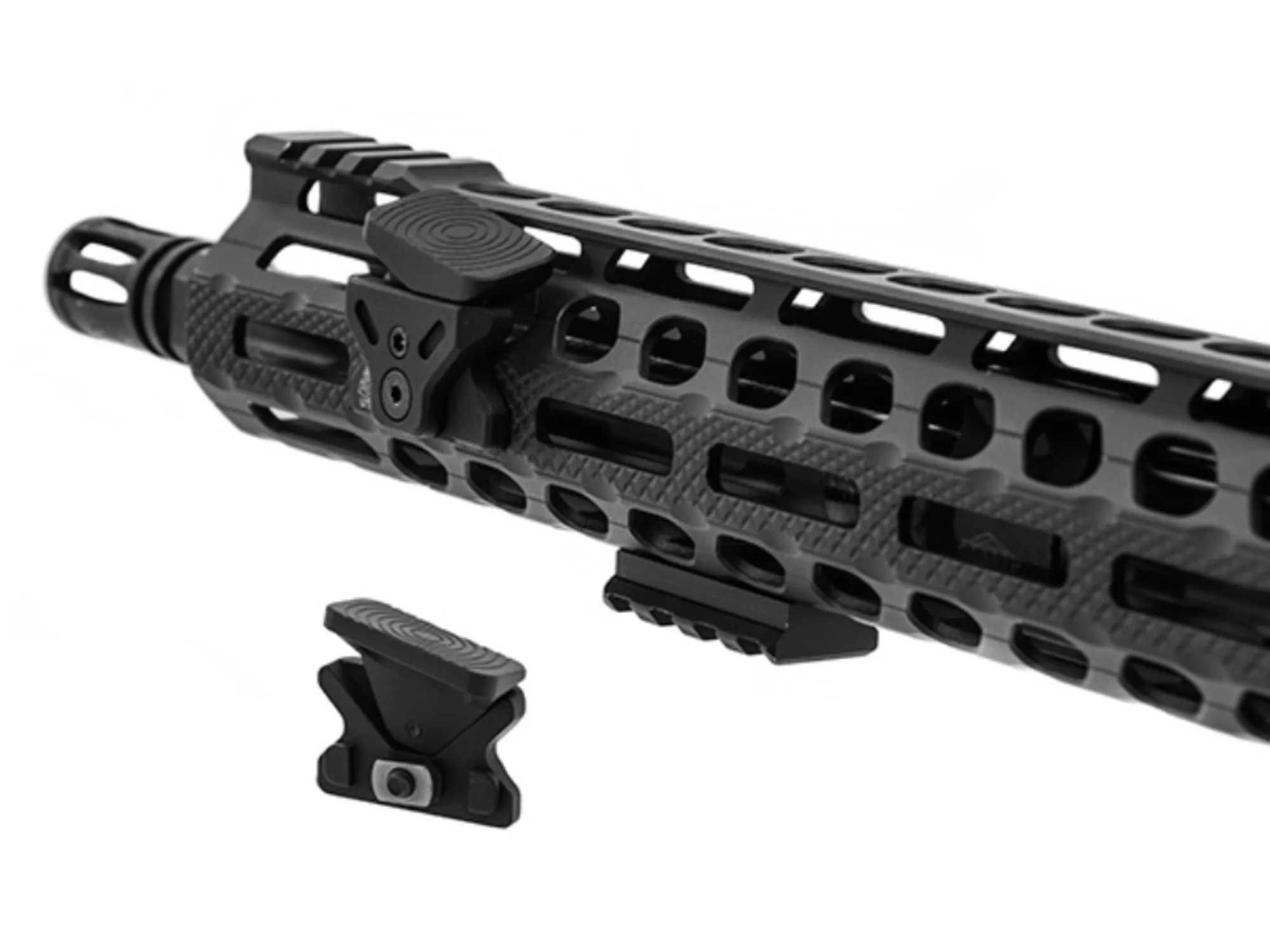 Podstawka pod kciuk Leapers UTG M-LOK czarna zamontowana na szynie karabinka sportowego.