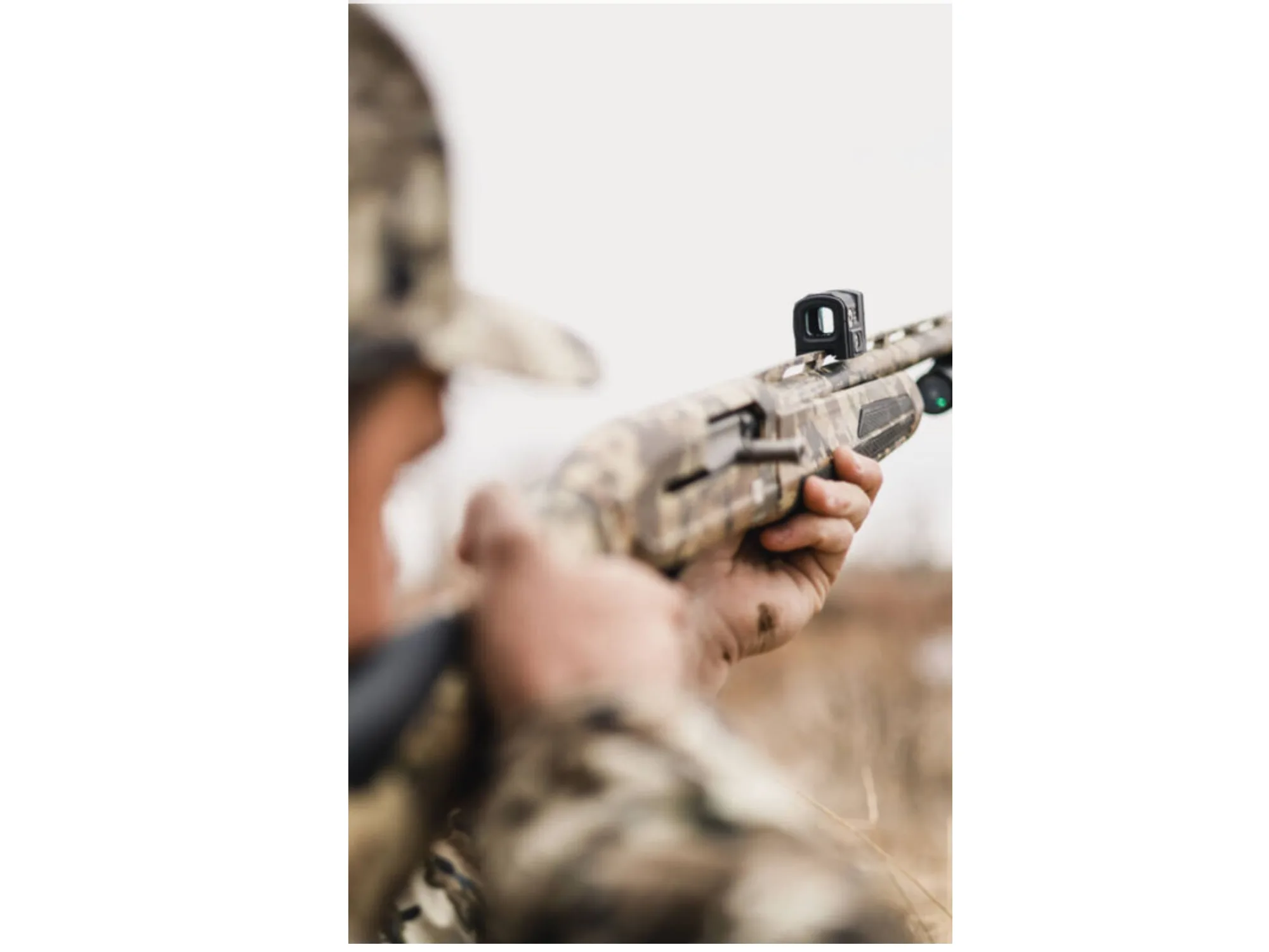 Kolimator Aimpoint ACRO S-2 9MOA zamontowany na szynie strzelby śrutowej.